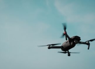 El sector de drones militares español busca posicionarse como referente tecnológico europeo black and gray quadcopter drone