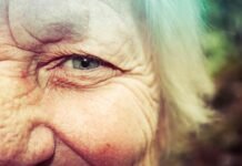 El envejecimiento poblacional y la sanidad pública: claves para una sociedad más longeva y equitativa persons taking selfie
