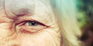 El envejecimiento poblacional y la sanidad pública: claves para una sociedad más longeva y equitativa persons taking selfie