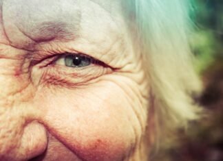 El envejecimiento poblacional y la sanidad pública: claves para una sociedad más longeva y equitativa persons taking selfie