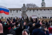Putin rechaza reunirse con Zelenski mientras refuerza el apoyo militar a las tropas rusas en Ucrania a crowd of people in front of a statue