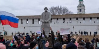 Putin rechaza reunirse con Zelenski mientras refuerza el apoyo militar a las tropas rusas en Ucrania a crowd of people in front of a statue