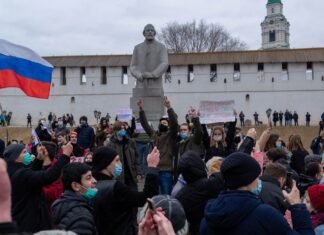 Putin rechaza reunirse con Zelenski mientras refuerza el apoyo militar a las tropas rusas en Ucrania a crowd of people in front of a statue