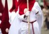 El protocolo papal: las claves del vestuario femenino en las audiencias con el Vaticano a group of people dressed in white and red