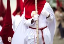 El protocolo papal: las claves del vestuario femenino en las audiencias con el Vaticano a group of people dressed in white and red