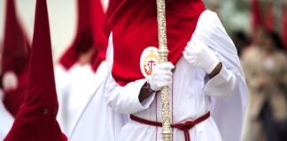 El protocolo papal: las claves del vestuario femenino en las audiencias con el Vaticano a group of people dressed in white and red