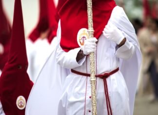 El protocolo papal: las claves del vestuario femenino en las audiencias con el Vaticano a group of people dressed in white and red