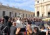 La visita papal a España marca un momento histórico en las relaciones Iglesia-Estado a crowd of people standing around a building