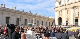 La visita papal a España marca un momento histórico en las relaciones Iglesia-Estado a crowd of people standing around a building