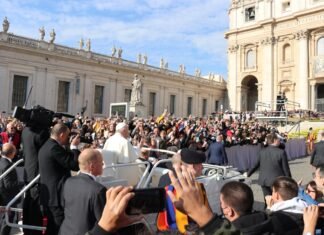 La visita papal a España marca un momento histórico en las relaciones Iglesia-Estado a crowd of people standing around a building