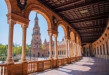 El Icónica Santalucía Sevilla Fest consolida su posición como referente musical nacional a large brick building with pillars