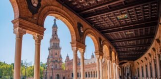 El Icónica Santalucía Sevilla Fest consolida su posición como referente musical nacional a large brick building with pillars
