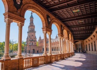 El Icónica Santalucía Sevilla Fest consolida su posición como referente musical nacional a large brick building with pillars