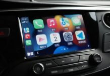 Apple CarPlay Transforma la Experiencia de Conducción en España: Innovaciones que Marcan el Rumbo a car dashboard with various app icons on it