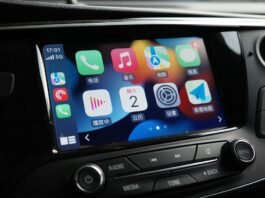Apple CarPlay Transforma la Experiencia de Conducción en España: Innovaciones que Marcan el Rumbo a car dashboard with various app icons on it