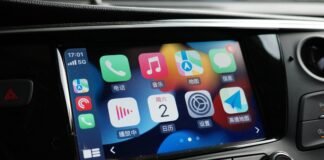 Apple CarPlay Transforma la Experiencia de Conducción en España: Innovaciones que Marcan el Rumbo a car dashboard with various app icons on it