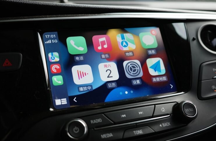 Apple CarPlay Transforma la Experiencia de Conducción en España: Innovaciones que Marcan el Rumbo a car dashboard with various app icons on it
