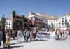 El panorama electoral español: análisis de un escenario político en transformación A group of people holding a sign in front of a building