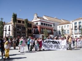 El panorama electoral español: análisis de un escenario político en transformación A group of people holding a sign in front of a building