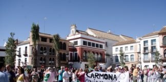 El panorama electoral español: análisis de un escenario político en transformación A group of people holding a sign in front of a building