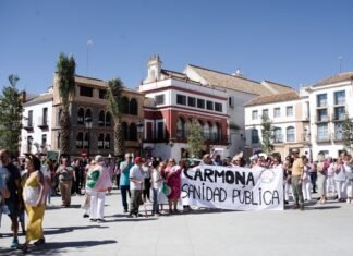 El panorama electoral español: análisis de un escenario político en transformación A group of people holding a sign in front of a building