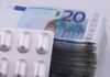 Pervis Estupiñán recupera la confianza goleadora con la Tricolor rumbo al Mundial 2026 a bunch of pills sitting on top of a pile of money