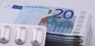 Pervis Estupiñán recupera la confianza goleadora con la Tricolor rumbo al Mundial 2026 a bunch of pills sitting on top of a pile of money