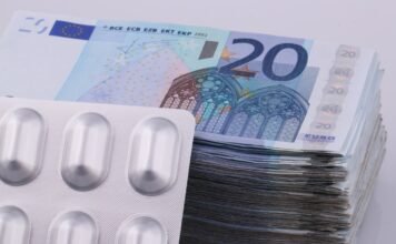 Pervis Estupiñán recupera la confianza goleadora con la Tricolor rumbo al Mundial 2026 a bunch of pills sitting on top of a pile of money