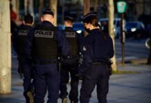 Persecuciones policiales en zona urbana: cuando la seguridad ciudadana se pone a prueba 2 police men in police uniform standing on road during daytime