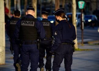 Persecuciones policiales en zona urbana: cuando la seguridad ciudadana se pone a prueba 2 police men in police uniform standing on road during daytime