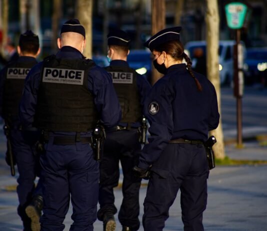 Persecuciones policiales en zona urbana: cuando la seguridad ciudadana se pone a prueba 2 police men in police uniform standing on road during daytime