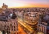 El renacimiento cultural del Madrid histórico: cuando las tradiciones del siglo XVIII cobran vida aerial photography of vehicles passing between high rise buildings