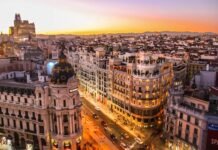 El renacimiento cultural del Madrid histórico: cuando las tradiciones del siglo XVIII cobran vida aerial photography of vehicles passing between high rise buildings