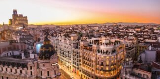 El renacimiento cultural del Madrid histórico: cuando las tradiciones del siglo XVIII cobran vida aerial photography of vehicles passing between high rise buildings