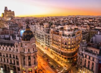 El renacimiento cultural del Madrid histórico: cuando las tradiciones del siglo XVIII cobran vida aerial photography of vehicles passing between high rise buildings
