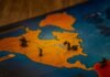 El tablero geopolítico de Oriente Medio: cuando la escalada militar amenaza la estabilidad regional a close up of a board game on a table