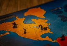 El tablero geopolítico de Oriente Medio: cuando la escalada militar amenaza la estabilidad regional a close up of a board game on a table