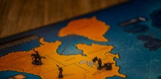 El tablero geopolítico de Oriente Medio: cuando la escalada militar amenaza la estabilidad regional a close up of a board game on a table