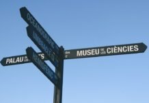 La creación de direcciones generales de desregulación marca una nueva tendencia política en España black and white street sign
