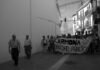 Curaçao hace historia: el fenómeno de una selección mundial construida en el extranjero A group of people walking down a street holding a sign
