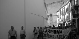 Curaçao hace historia: el fenómeno de una selección mundial construida en el extranjero A group of people walking down a street holding a sign