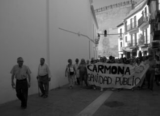 Curaçao hace historia: el fenómeno de una selección mundial construida en el extranjero A group of people walking down a street holding a sign
