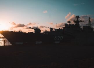 La revolución digital naval: cómo las nuevas tecnologías transforman la guerra marítima del siglo XXI Silhouette of a warship at sunset with dramatic clouds