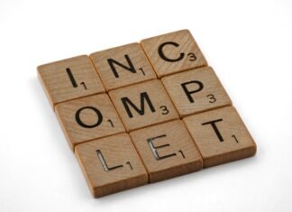 La compleja red de intereses políticos y judiciales que sacude España: análisis de un caso sin precedentes brown wooden i love you letter