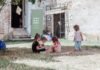 Peque busca consolidarse en el Sevilla FC tras frenar su posible traspaso al Racing a group of children playing outside