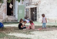 Peque busca consolidarse en el Sevilla FC tras frenar su posible traspaso al Racing a group of children playing outside