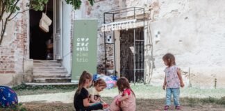 Peque busca consolidarse en el Sevilla FC tras frenar su posible traspaso al Racing a group of children playing outside