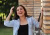 La personalidad única de Gavi: cómo los pequeños despistes forjan grandes futbolistas A young woman laughing with her hands in her hair
