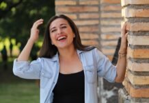 La personalidad única de Gavi: cómo los pequeños despistes forjan grandes futbolistas A young woman laughing with her hands in her hair
