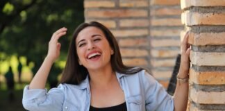La personalidad única de Gavi: cómo los pequeños despistes forjan grandes futbolistas A young woman laughing with her hands in her hair